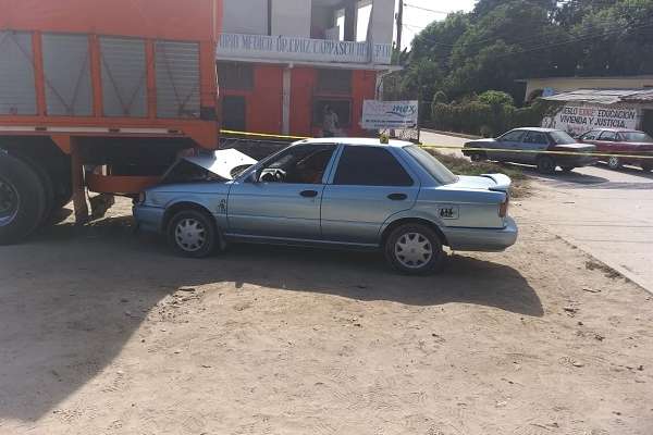 El vehículo fue hallado impactado con un camión tortón.
Foto: Noticias Cuenca