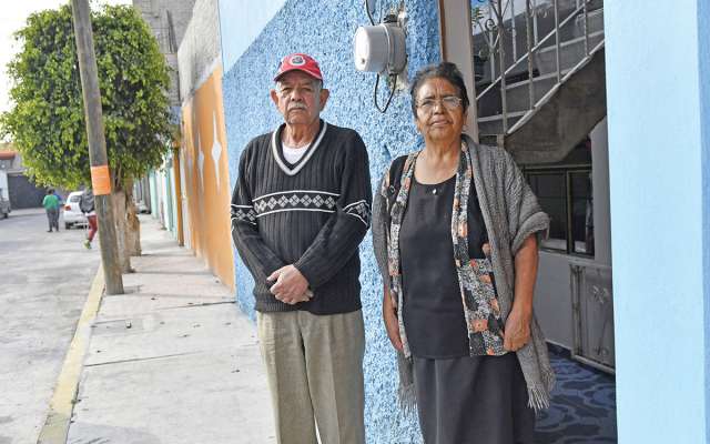 José Ávalos y Belén Cruz, de los primeros beneficiados del programa de pensiones. Foto: Edgar López / El Heraldo de México.