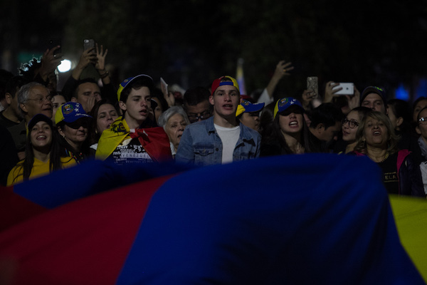 Decenas de venezolanos se dieron cita frente a su embajada para expresar su apoyo, al recién declarado presidente interino Juan Guaidó. FOTO: GALO CAÑAS/CUARTOSCURO.COM