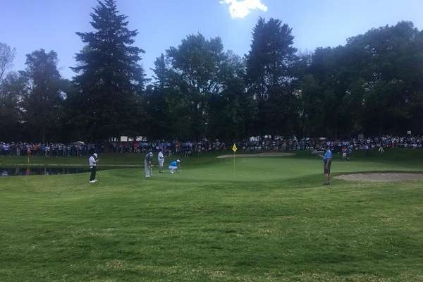 El campeón defensor, el estadounidense Phil Mickelson marcha en el sitio 69, con un discreto score de +5, hasta el hoyo 15. Foto: Especial