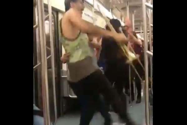 En las imágenes se puede observar a un joven con una trompeta que disfruta bailando. Foto: Especial