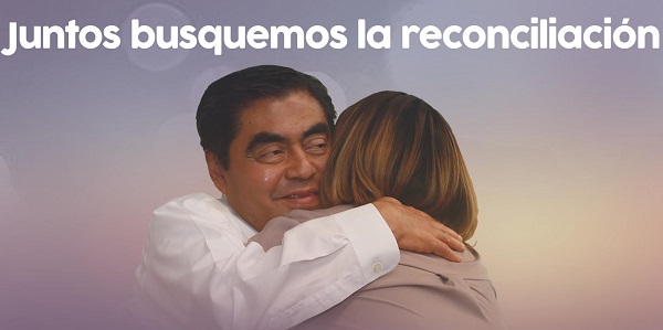 El candidato señaló que la mujer de la fotografía es Kennya Martínez Ortega y no la fallecida gobernadora. Foto: Especial