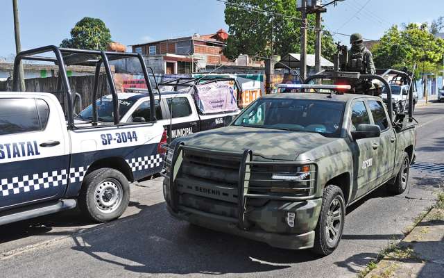 Personal militar y de la Policía Estatal recorren las calles de Minatitlán en busca de los responsables del multihomicidio.FOTO: ESPECIAL