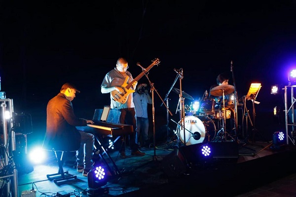 El mandatario estatal, para concluir su visita al Museo Laberinto, presenció un concierto de música en vivo, amenizado por Tezcatl Jazz trío. Foto: Especial