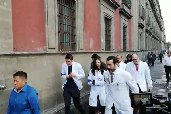 Cerca de 400 médicos marcharon hasta el Zócalo capitalino. Foto: Especial