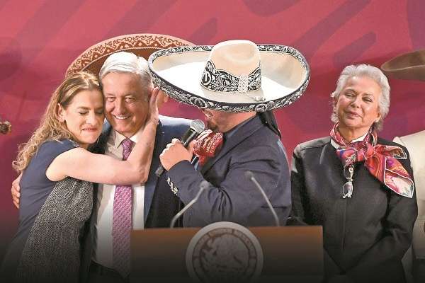 AMLO en el 10 de mayo