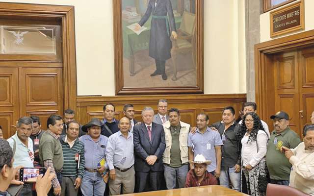 El presidente de la Corte recibió a integrantes de la policía comunitaria de Guerrero.FOTO: ESPECIAL