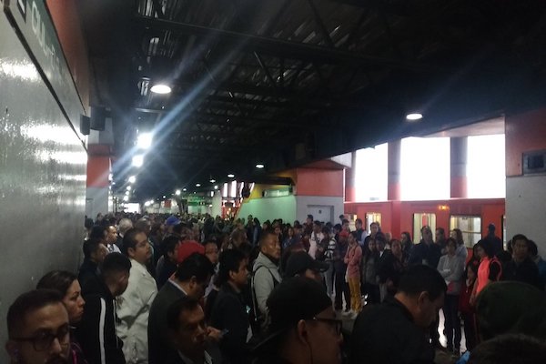 Usuarios del Metro reportan saturación en la estación ciudad Azteca de la Línea B. Foto: Especial