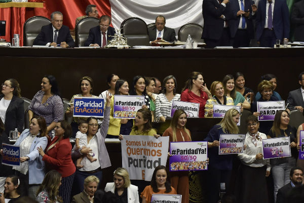 En medio del grito “¡sí se pudo!” legisladoras de todas las bancadas festejaron el dictamen en materia de Paridad de Género.
Foto:Cuartoscuro