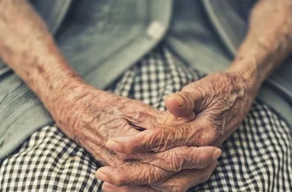 La centenaria, presentó un estado de alteración luego de que las autoridades le cuestionaron por el asesinato.FOTO: ESPECIAL