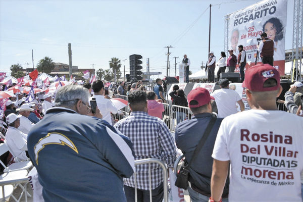 El morenista Jaime Bonilla habló durante un acto masivo en una colonia céntrica de Rosarito. FOTO: Atahualpa Garibay