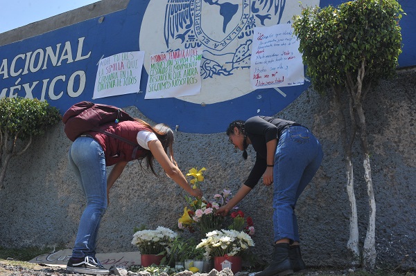 Estudiantes del CCH Oriente acudieron a las instalaciones a poner pancartas como luto por el asesinato de una alumna el pasado lunes dentro del plantel. Foto: Cuartoscuro