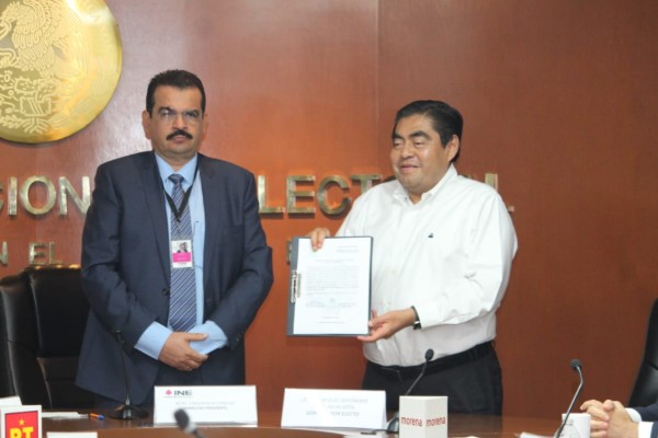 miguel barbosa recibe constancia como gobernador de puebla