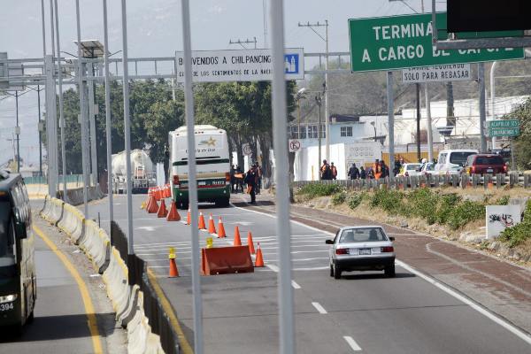 La SCT dijo que se están ejecutando mil 600 licitaciones para conservación y mantenimiento de las carreteras. Foto: Archivo | Cuartoscuro