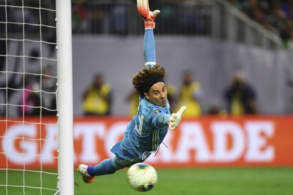 SALVADOR.
Guillermo Ochoa atajó
así el disparo de Fuller. Foto: MEXSPORT