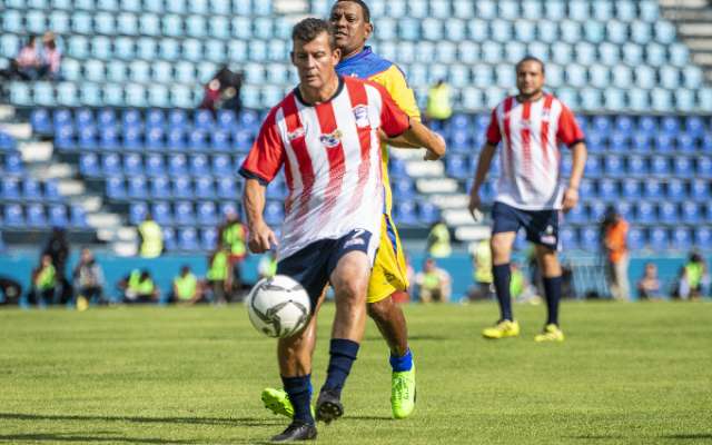 Ramón Ramírez en un partido de leyendas entre Chivas y América.