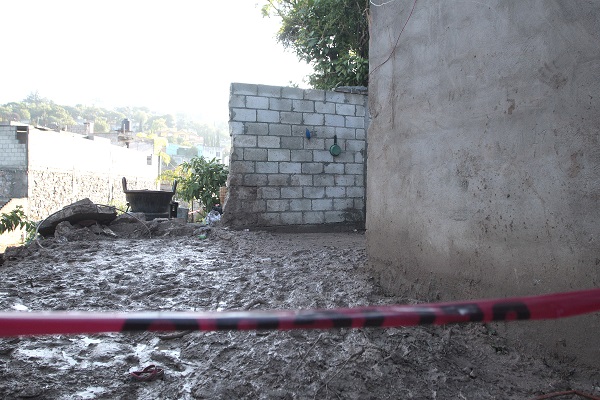Integrantes de una familia de Santo Tomas Chautla quedaron sepultados al desplomarse el techo de una vivienda por el desgajamiento del cerro debido a la fuerte lluvia. Foto: Cuartoscuro