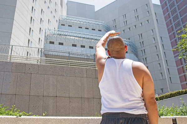 Un hispano brinda su apoyo a los capturados en el Centro de Detención Metropolitano. Foto: AP