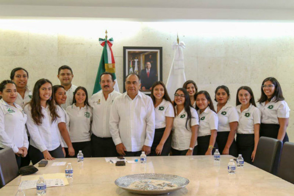 Héctor Astudillo entrega becas para que jóvenes vayan al extranjero a estudiar. Foto: especial