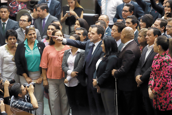 REUNIÓN. Arturo Herrera tomó protesta como secretario de Hacienda y Crédito Público. Foto: Víctor Gahbler.