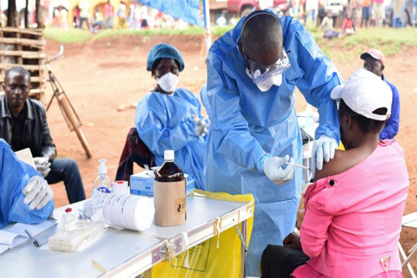 Enfermero del Congo inyectando a una persona
