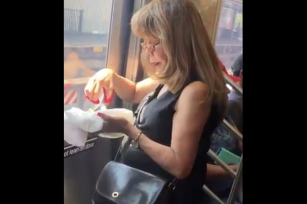 Usuarios en redes sociales señalaron que la peculiar forma de comer tacos de la mujer podría ser por su lugar de origen. Foto: Especial.