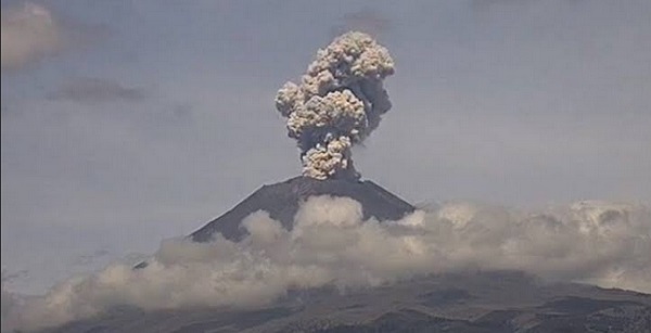 En las últimas 24 horas, los sistemas de monitoreo del volcán Popocatépetl identificaron 180 exhalaciones y 345 minutos de tremor, derivados de seis explosiones. Foto: Especial
