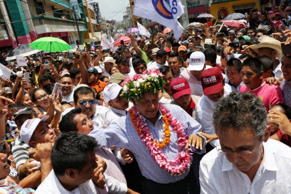 HUEJUTLA. López Obrador porta un arreglo floral, símbolo de bienvenida en la Huasteca. Foto: Cuartoscuro