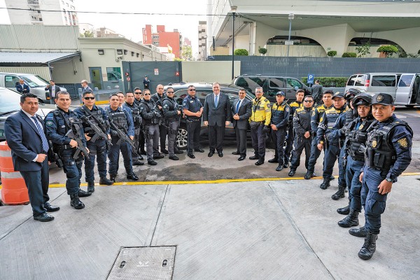 POSAN CON POMPEO. El secretario de Estado Mike
Pompeo se tomó una foto con los policías que los
acompañaron durante su
trayecto en México. Foto: Especial
