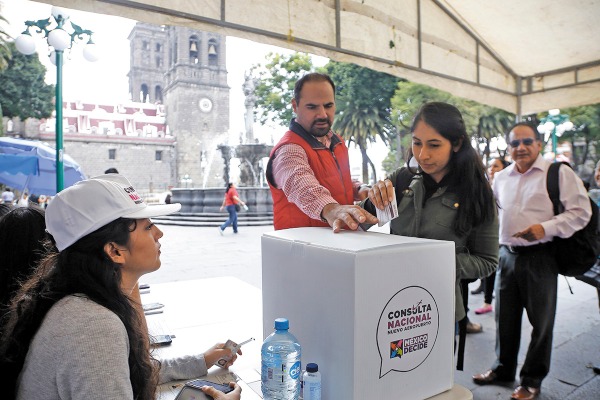 Barbosa publicó en su Twitter que los elementos de su ley incluye la consulta ciudadana y rendición de cuentas. Foto: Especial.