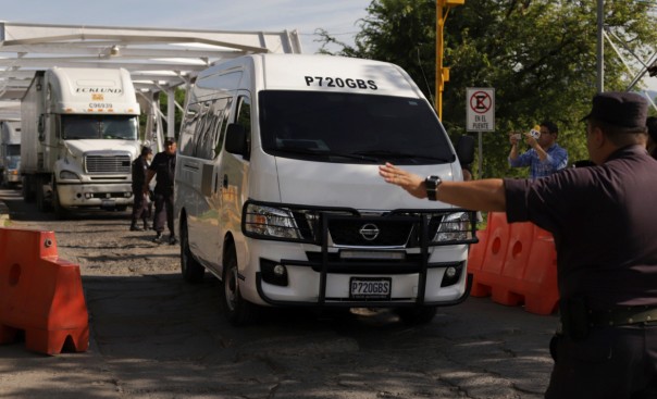 Un servicio funerario de Guatemala trasladó ayer los restos de Óscar y su hija. Foto: AP