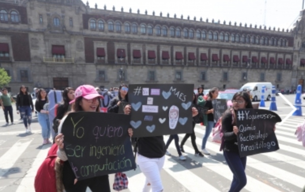Al momento, un grupo de jóvenes y padres de familia mantienen mantas y pancartas en la Plaza de Santo Domingo. Foto Notimex