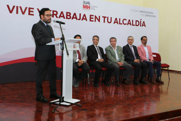 Víctor Hugo Romo, alcalde de Miguel Hidalgo, firmó el acuerdo. Foto: Especial.