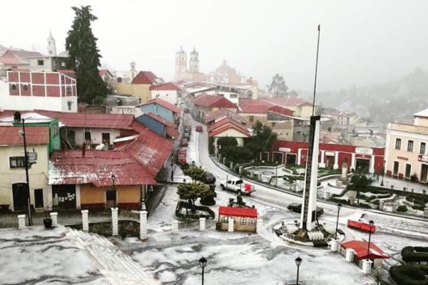 Tal y como una postal navideña, varios usuarios en redes sociales publicaron las imágenes tras la fuerte tormenta. Foto Twitter