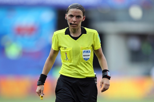 La francesa Stéphanie Frappart fue nombrada como árbitro para la Super Copa de Europa entre Liverpool y Chelsea, lo que la hace la primera mujer en oficiar un partido de tal importancia para la UEFA. Foto: AP