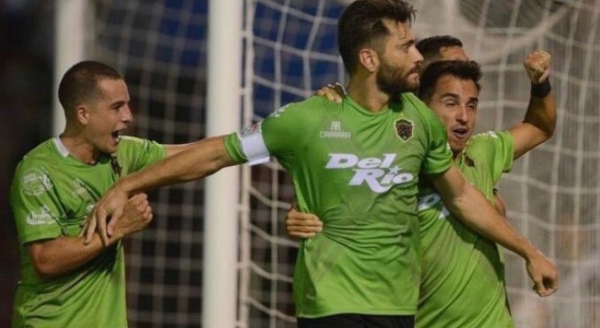 El árbitro Luis Daniel Chávez amonestó a Gabriel Hachen al minuto 37 por Bravos. Foto Especial