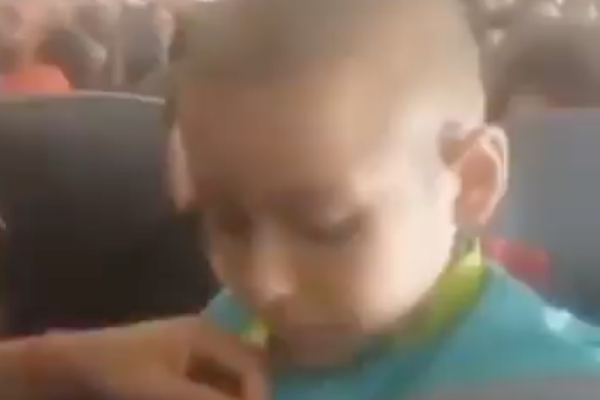 El pequeño Jonathan fue reconocido por la tripulación por la lucha contra el cáncer que está enfrentando.
Foto: Especial