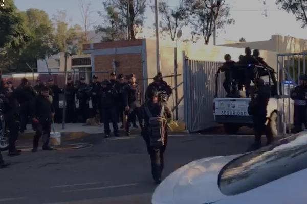 La entrada del Reclusorio Oriente sigue custodiada por policías de la CDMX. Foto: Daniel Magaña