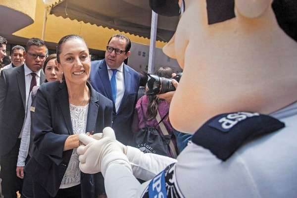 PEDREGAL. Sheinbaum, con estudiantes. Foto: CUARTOSCURO