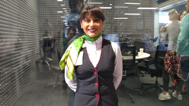 Cynthia Borges posa afuera de la cabina de radio de Me lo dijo Adela.