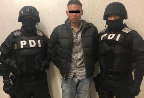 Su mamá lo acompañó durante el proceso de detención. FOTO: ESPECIAL