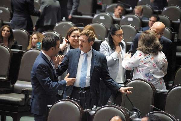 INTERÉS. El líder de los panistas en San Lázaro, Carlos Romero Hicks, entregó ayer el plan en el Senado. Foto: Cuartoscuro