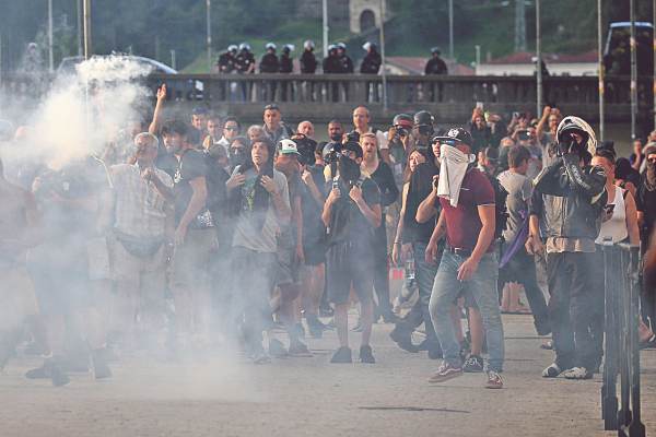 PROTESTAS. Miles de manifestantes ecologistas y antiglobalización se unieron a los Chalecos Amarillos por el G7. Foto: EFE