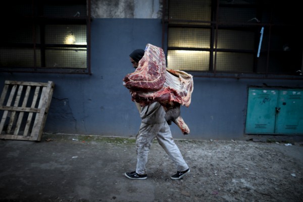 LUCHA. Las grandes empresas se verán afectadas por los cambios de hábitos. Foto: AP