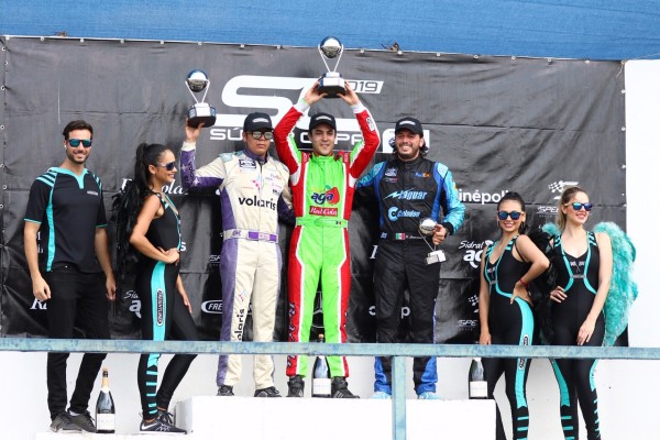 El podio de vencedores en los tractocamiones. Foto: Especial