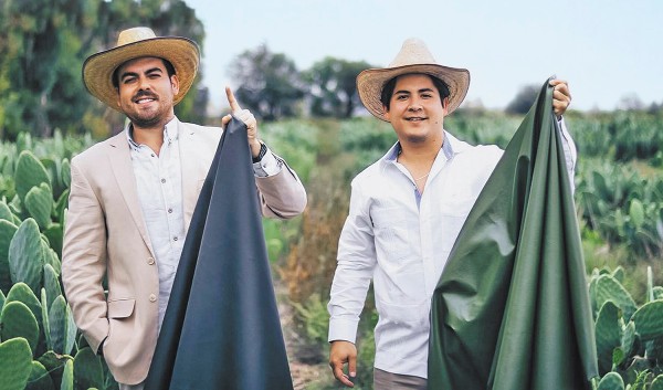 EMPRENDEDORES. Los jóvenes tienen 27 años, son pioneros en piel orgánica transpirable
y ya fundaron su empresa. Foto: Especial