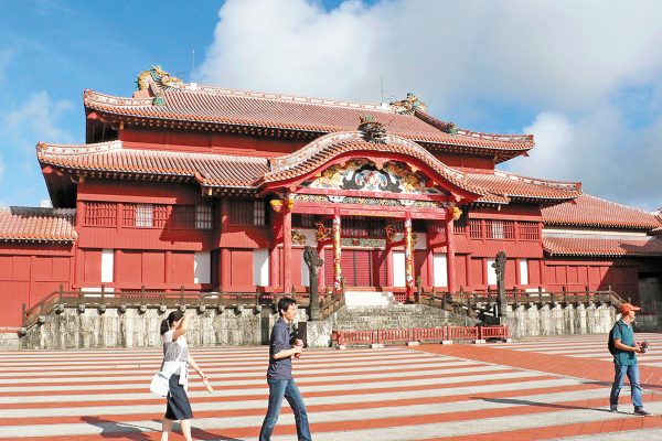 ANTES. Templo principal del Castillo de Shuri
en Naha, Okinawa, sur de Japón. Foto: AP