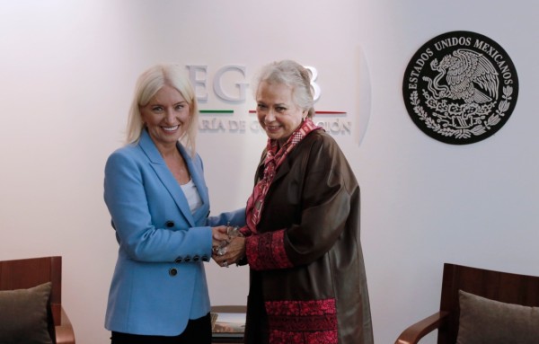 Olga Sánchez Cordero, secretaria de Gobernación y Carolyn Everson, vicepresidenta de Global Marketing Solutions de Facebook. Foto: Especial