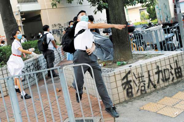 DESAFÍO. Jóvenes retan la prohibición de cubrirse el rostro en Hong Kong. Foto: REUTERS.