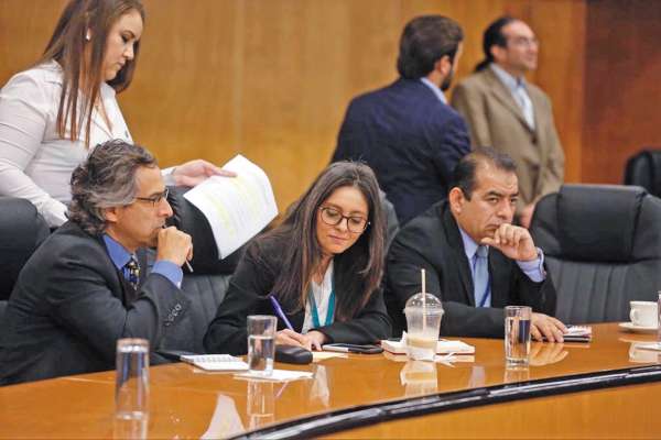 REUNIÓN. Diputados de la comisión de Hacienda analizaron paquete fiscal. Foto: Especial.